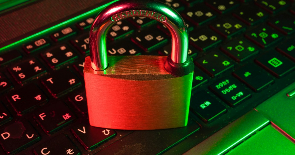 Cadenas posé sur un clavier d'ordinateur éclairé en vert et rouge