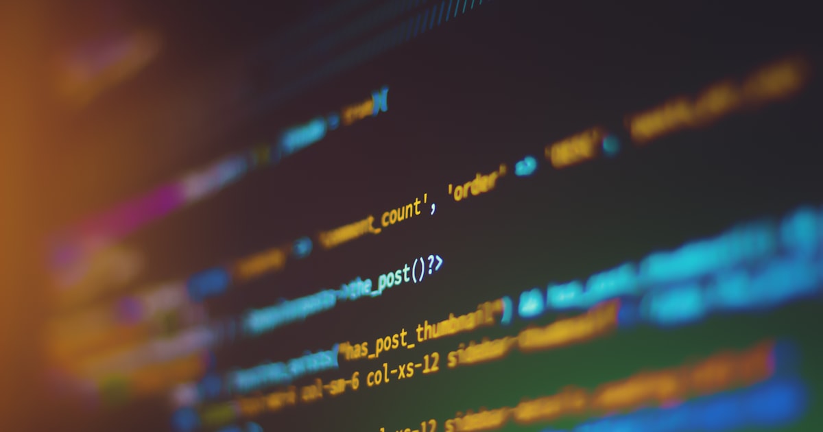 Décision automatisée : lignes de code sur un écran, illustration d'un score calculé sans intervention humaine