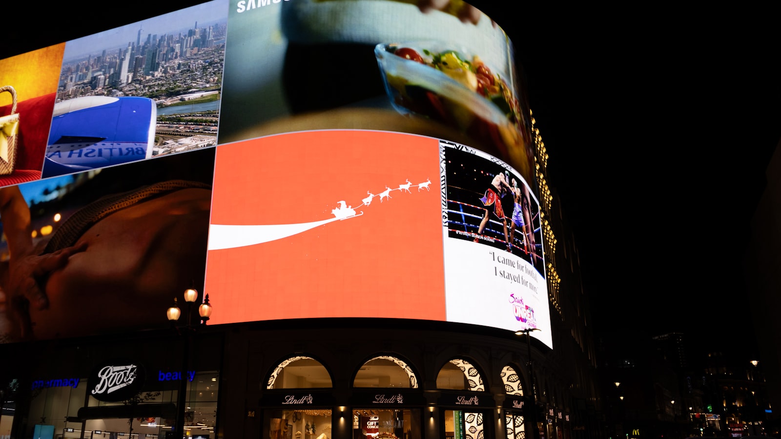 Publicité ciblée : écrans publicitaires géants allumés la nuit dans une rue commerçante